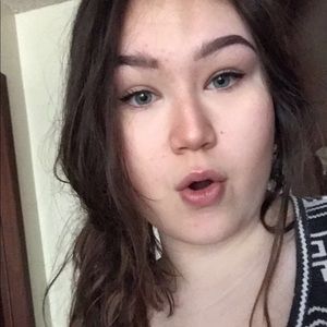 Meet your Posher, Caitlin